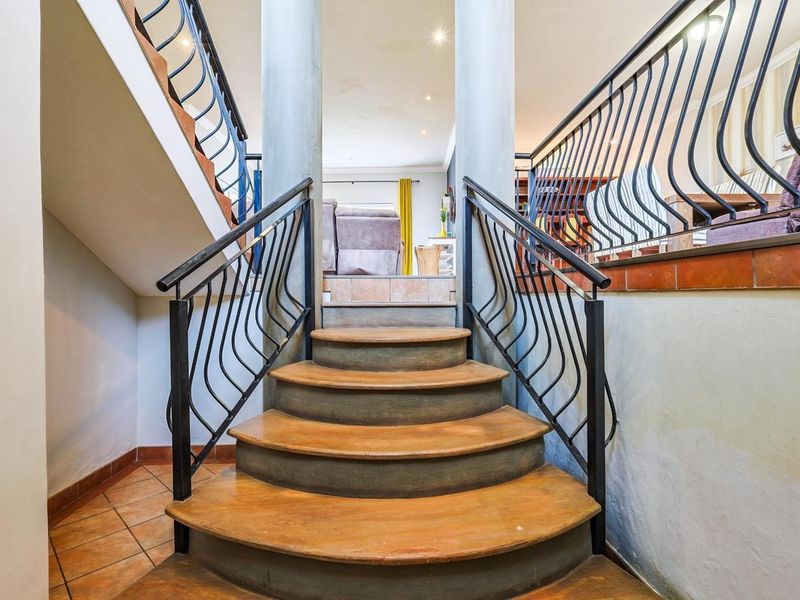 3 Bedroom, 2.5 Bathroom Duet House with an Office To Let in Faerie Glen - Photo 3