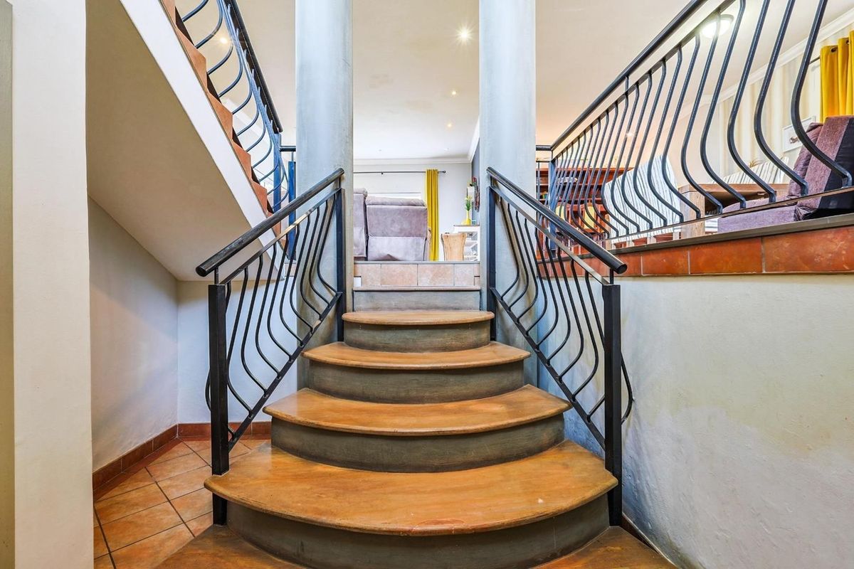 3 Bedroom, 2.5 Bathroom Duet House with an Office To Let in Faerie Glen - Photo 3