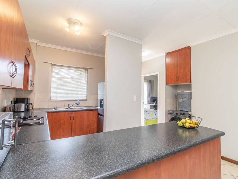 Move-In Ready: 2-Bed apartment with Private Balcony to rent in Honeypark - Photo 7