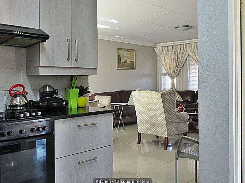 Modern 3-Bed Simplex with Private Garden & Double Garage - Photo 8