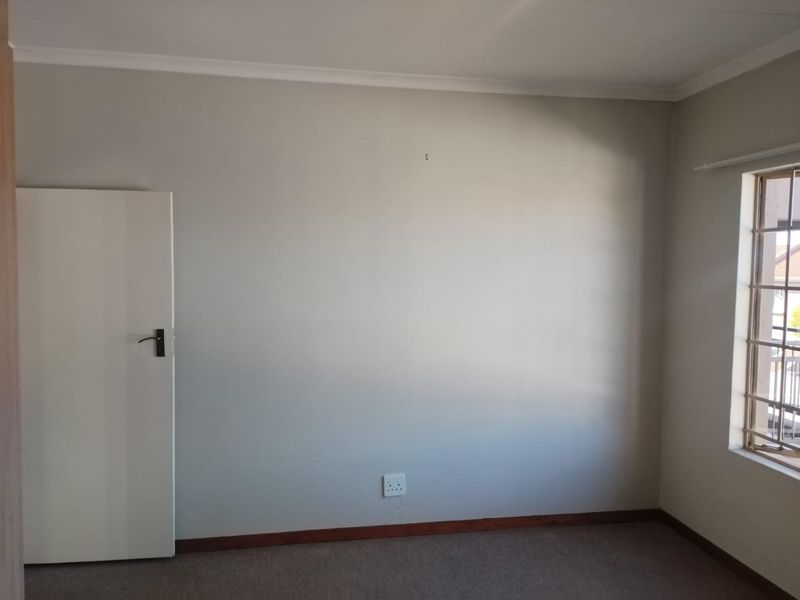Secure & Spacious 2 Bedroom First Floor Apartment - Photo 6