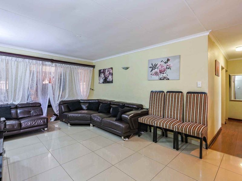 3 Bedroom Townhouse in Secure Faerie Glen Complex - Photo 10