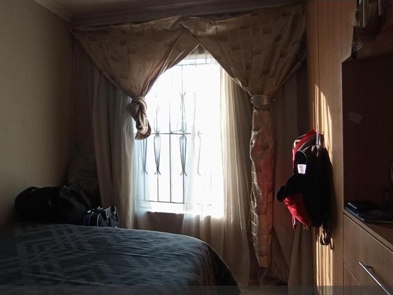 3 Bedroom.House In Clayville - Photo 9