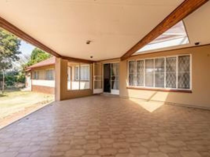 Spacious family home well located in Constantiakloof - Photo 6