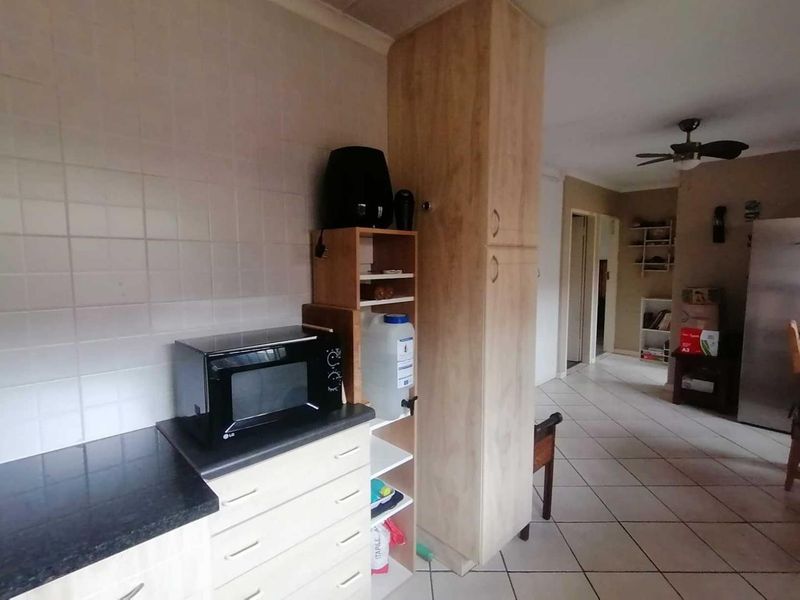 BEAUTIFUL TOWNHOUSE FOR SALE IN SOUGHT-AFTER ELDORAIGNE!!!! - Photo 3