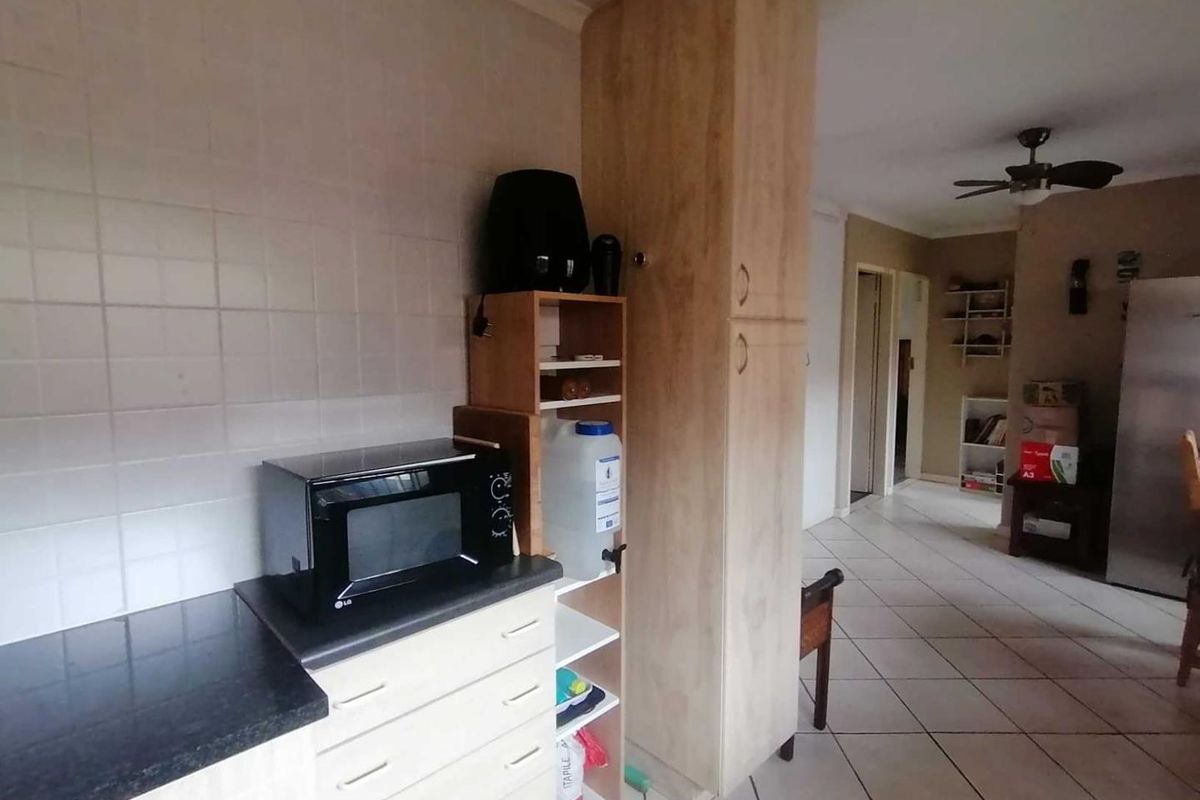 BEAUTIFUL TOWNHOUSE FOR SALE IN SOUGHT-AFTER ELDORAIGNE!!!! - Photo 3