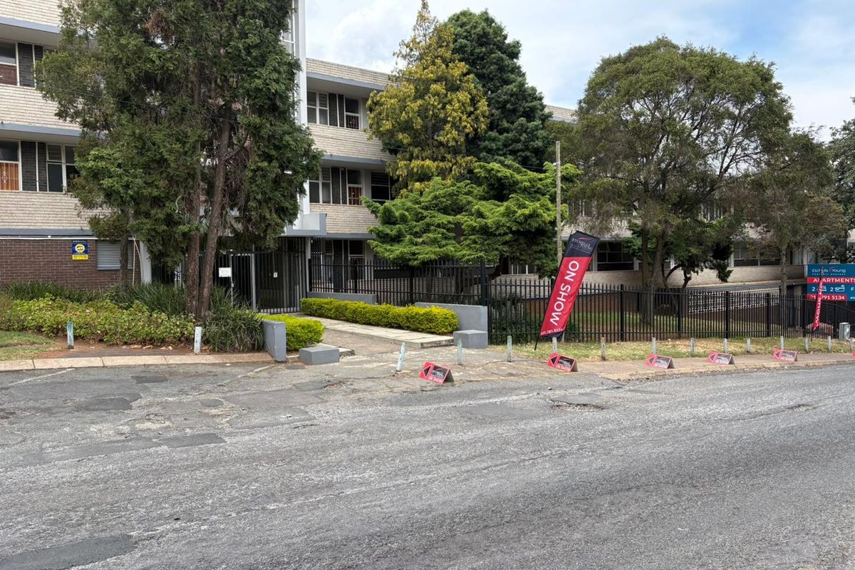 2 Bedroom Apartment in Roodepoort - Photo 2