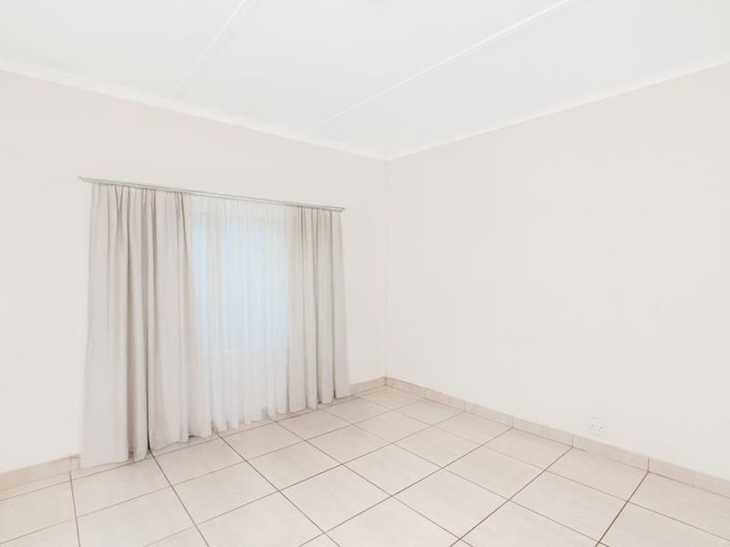 Spacious Unit for sale in Floracliffe Roodepoort - Photo 8