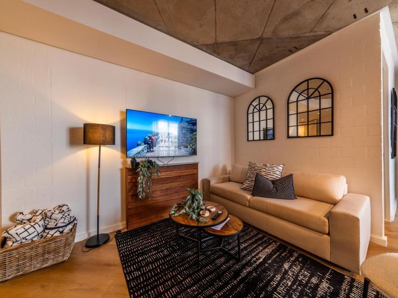 Modern Industrial-Chic Apartment with Ocean Views in Sea Point - Photo 9