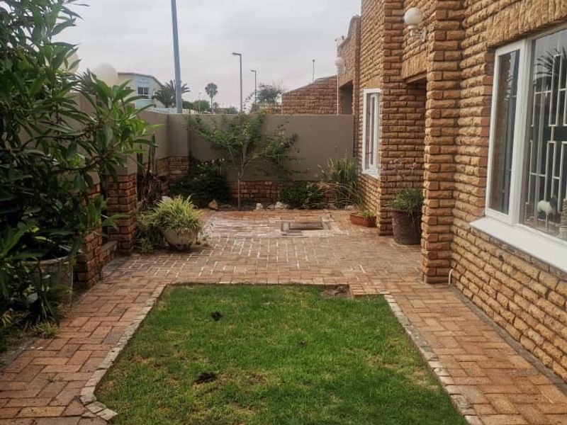 For sale - Vineta's Finest: Elegant 4-Bedroom Home with Top Amenities! - Photo 4