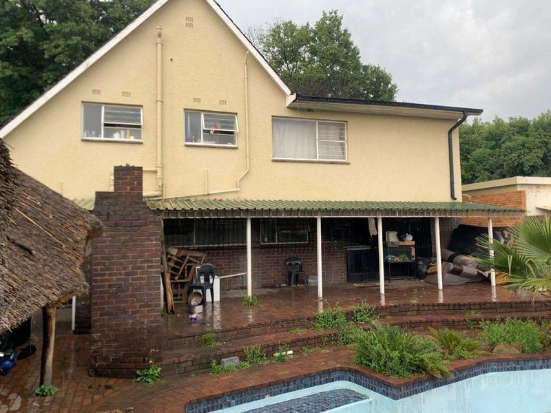 Charming 4-Bedroom Home for Sale in The Hill Ext 6, Johannesburg - Photo 3