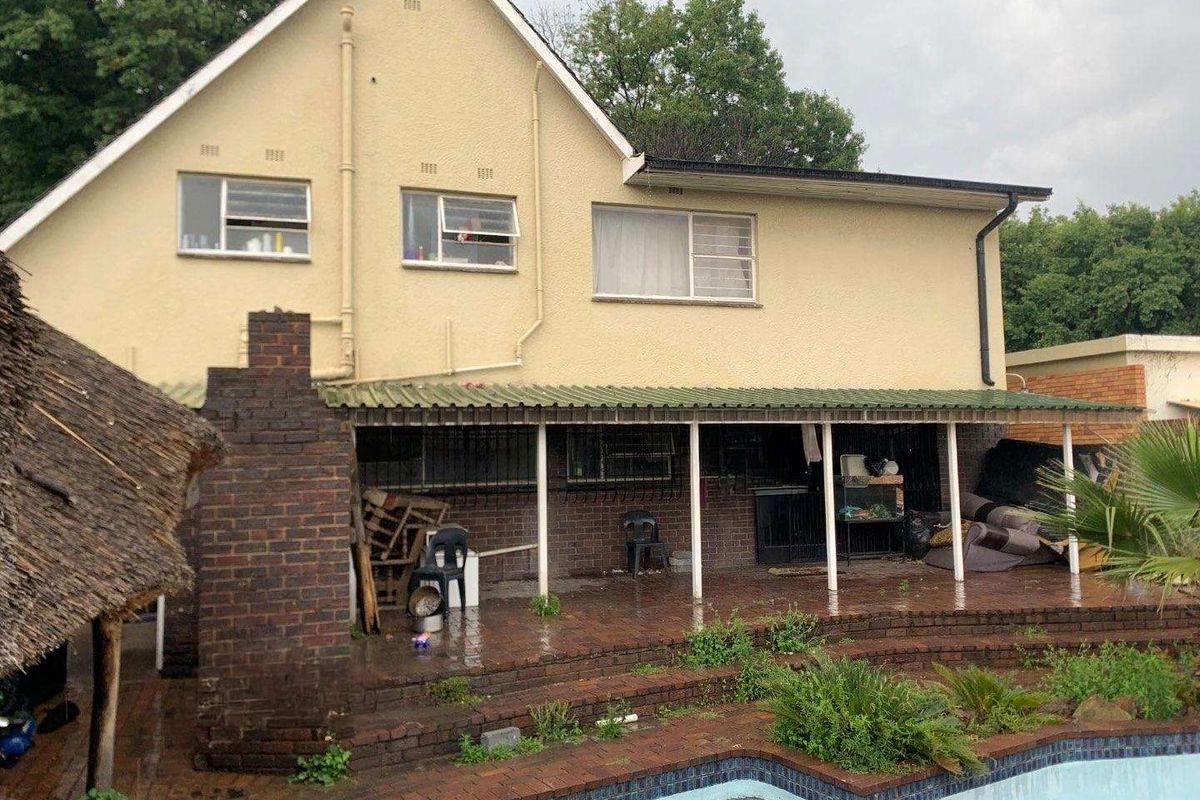 Charming 4-Bedroom Home for Sale in The Hill Ext 6, Johannesburg - Photo 3