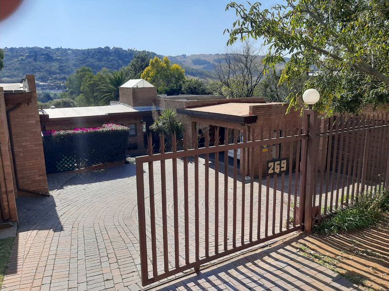 Charming 3-Bedroom Face Brick Home with Scenic Golf Course Views - Photo 5