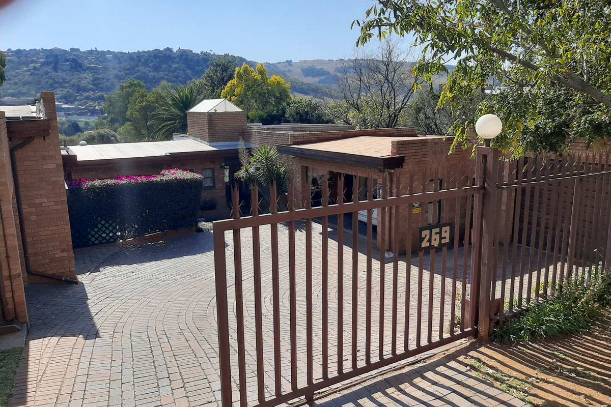 Charming 3-Bedroom Face Brick Home with Scenic Golf Course Views - Photo 5