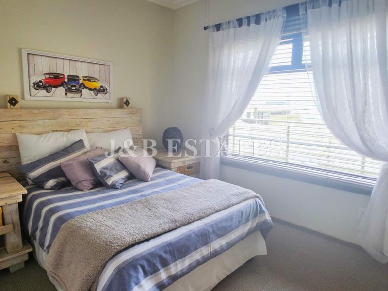 Luxury 3-Storey Townhouse - Photo 9