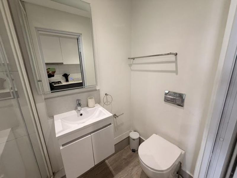 Furnished STUDIO apartment with large balcony, parking & great mountain views - Photo 5