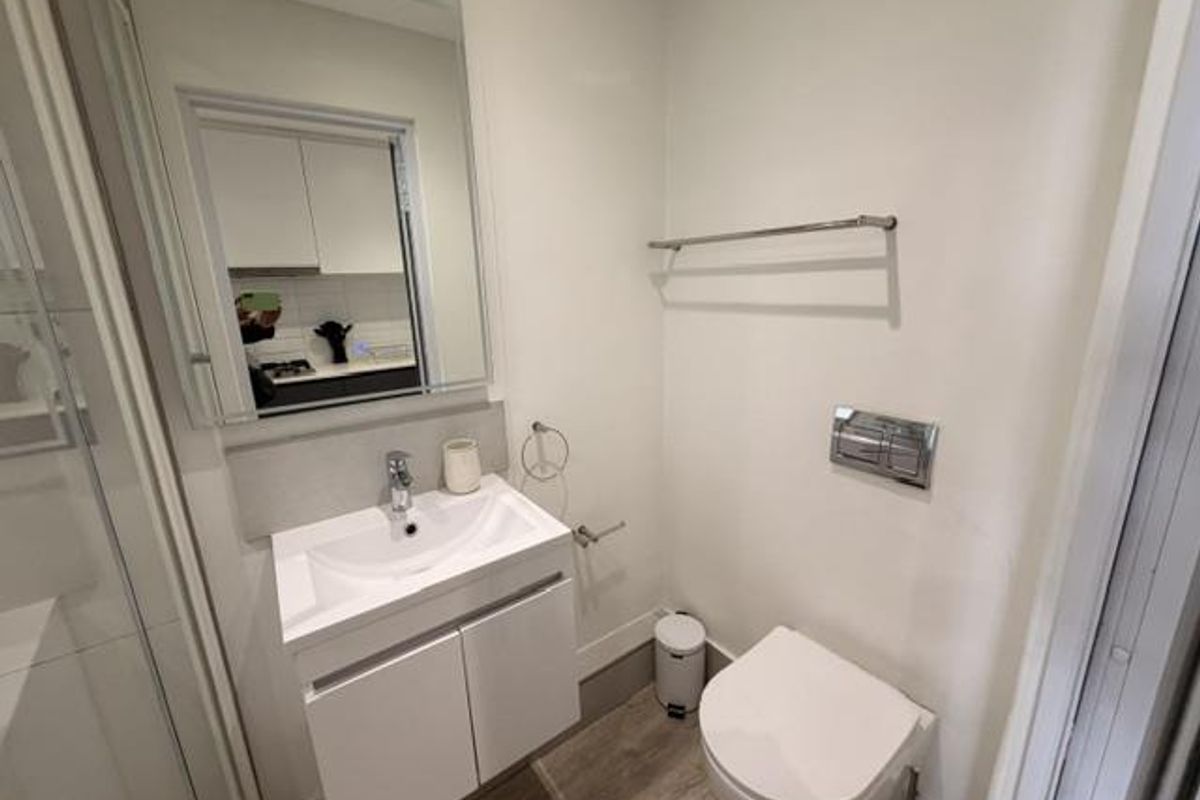 Furnished STUDIO apartment with large balcony, parking & great mountain views - Photo 5