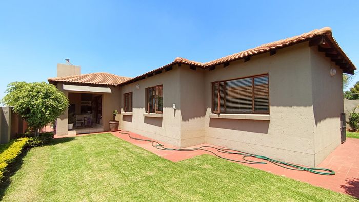 Property #2555077, Townhouse For Sale in Rua Vista