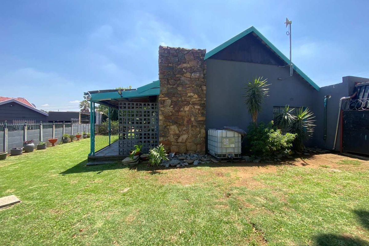 MOVE-IN READY RENOVATED GEM! - Photo 4