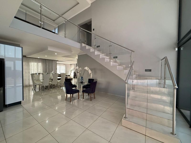 Contemporary 4 En-Suite Bedroom Residence with Versatile Gym and Premium Finishes - Photo 3