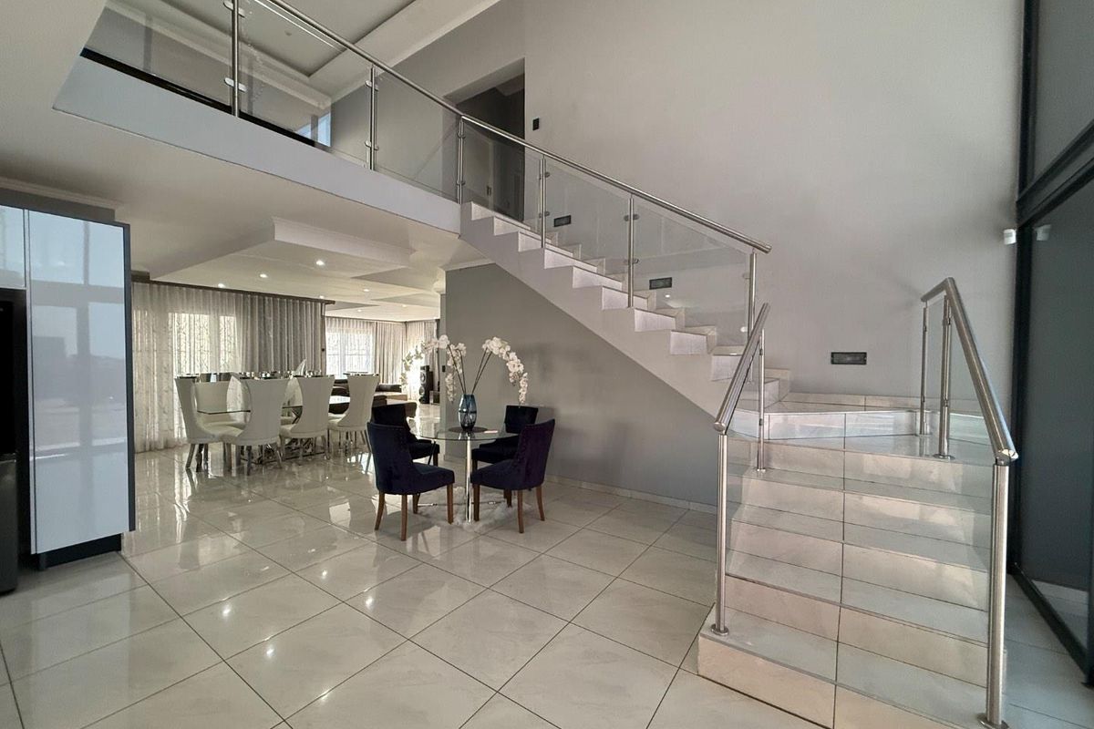 Contemporary 4 En-Suite Bedroom Residence with Versatile Gym and Premium Finishes - Photo 3