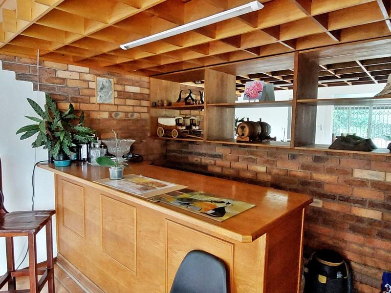 Stunning Family Home with Expansive Grounds, Ideal to Work from. - Photo 5