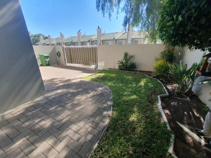 Spacious Townhouse For Sale in the Heart of Klein Windhoek - Photo 3