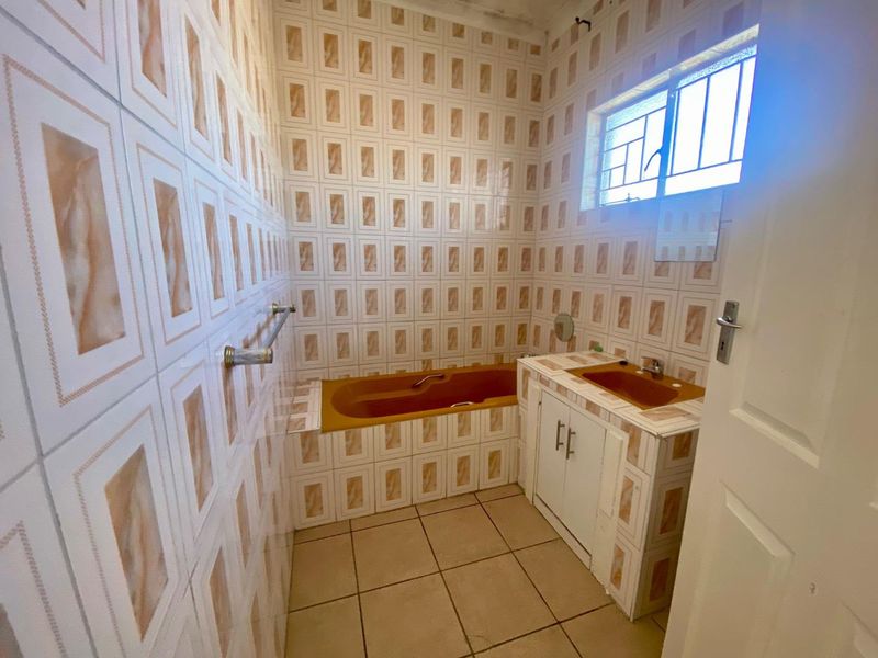 Charming Duplex: Comfort & Convenience Await! - Photo 9