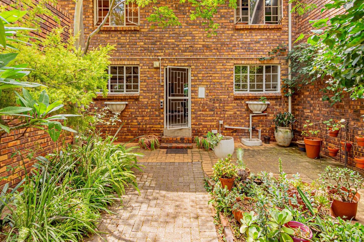 Delightful 3-Bedroom Duplex with Double-Volume Living in Tranquil Murrayfield Complex - Photo 2