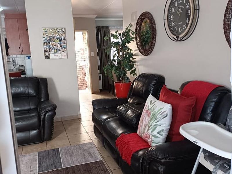 Charming 2-Bedroom Townhouse - Photo 3