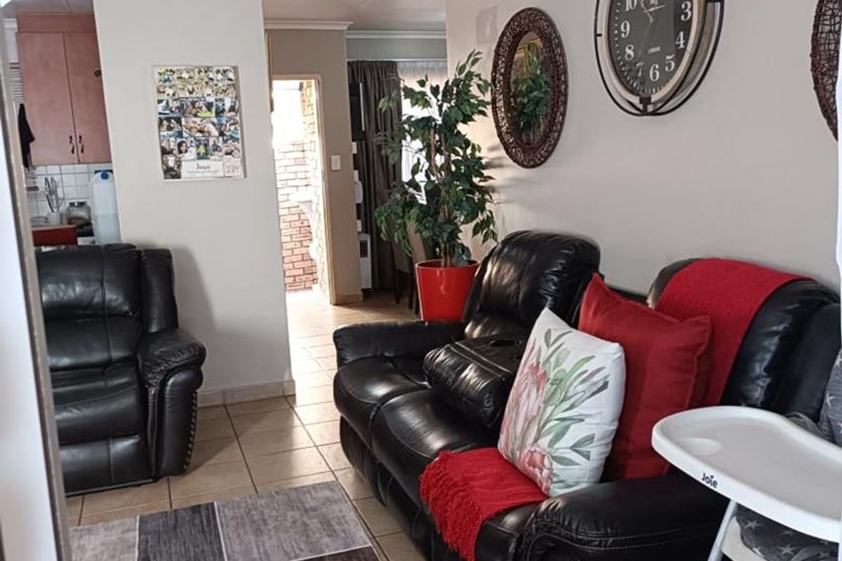 Charming 2-Bedroom Townhouse - Photo 3