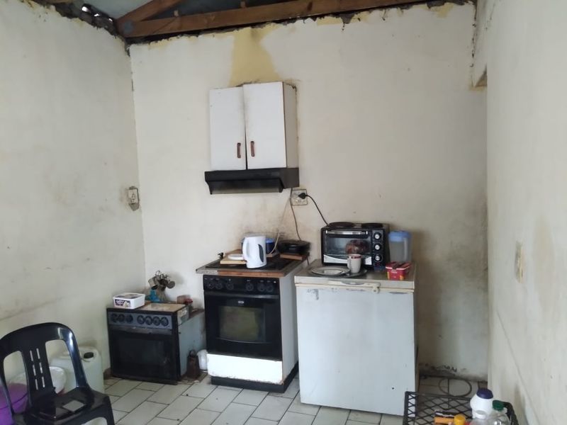 Charming 3-Bedroom House with Full Bathroom, Guest Toilet, Garage, and Pet-Friendly Yard - Photo 4