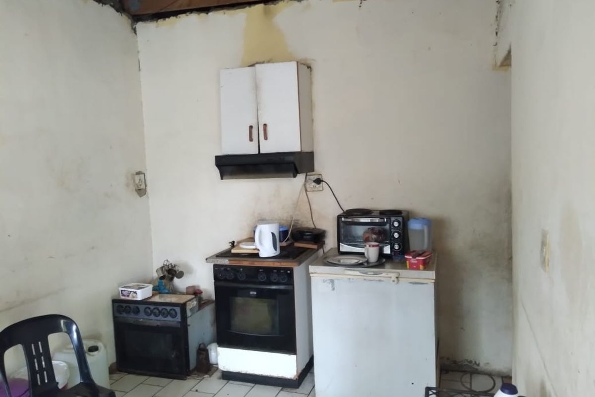Charming 3-Bedroom House with Full Bathroom, Guest Toilet, Garage, and Pet-Friendly Yard - Photo 4