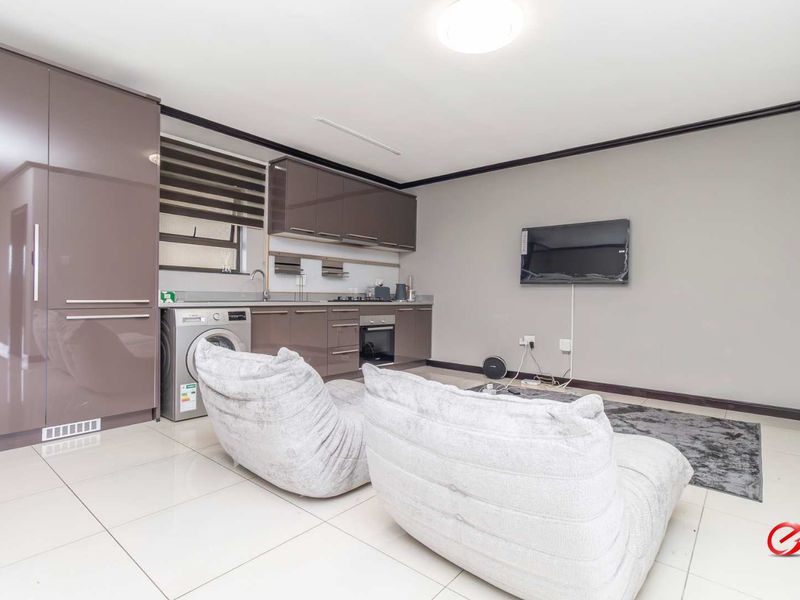 Luxury Apartment with Tenant in Prime Location - Photo 4