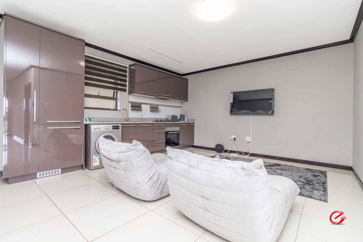 Luxury Apartment with Tenant in Prime Location - Photo 4