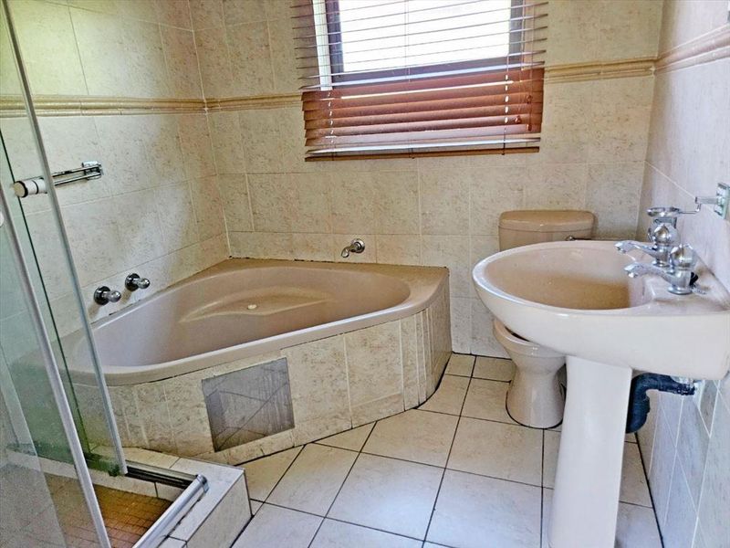 A MODERN HOUSE - Photo 9