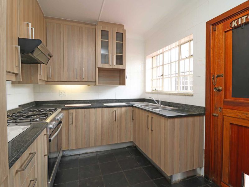 Secure & Solar-Equipped Family Home in Boomed Allen Grove - Photo 9