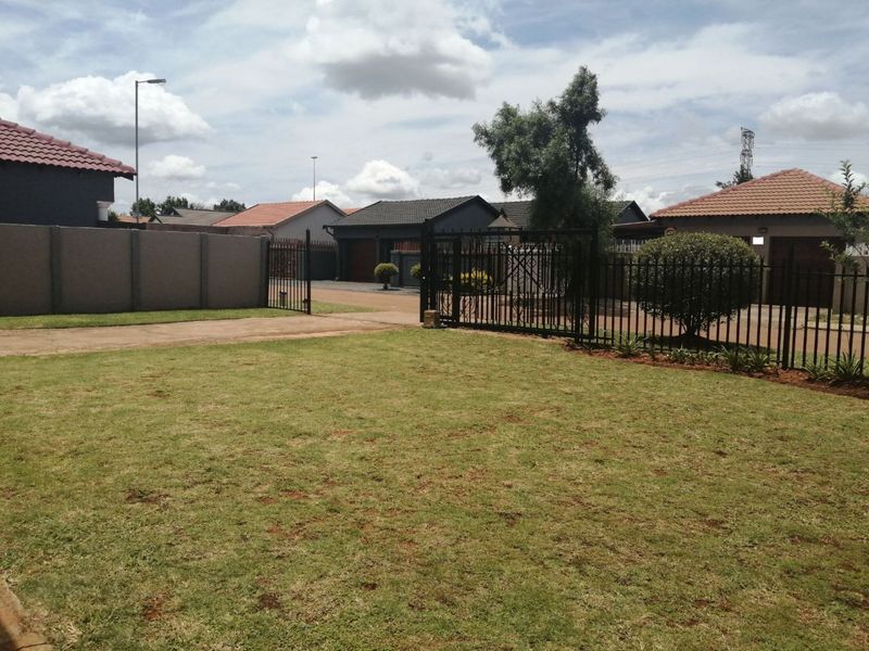 2 Bedroom House For Rent in The Orchards, Akasia - Photo 2