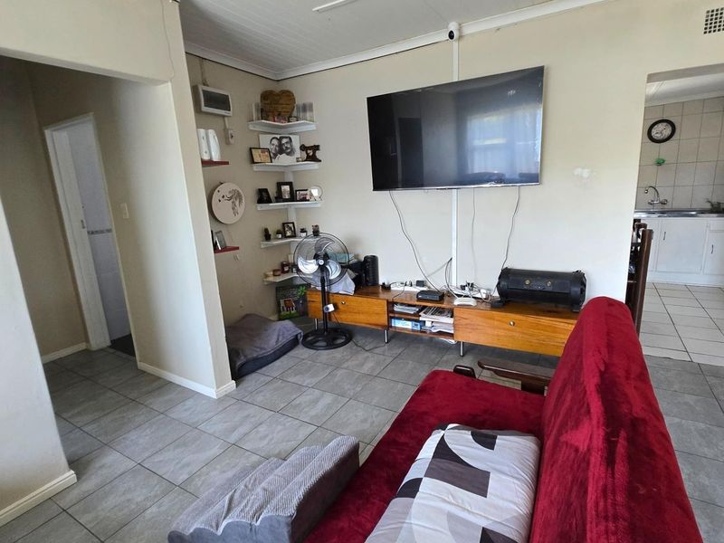 Charming 3-Bedroom House with Expansive Braai Area and Secure Living! Gansbaai CBD - Photo 10