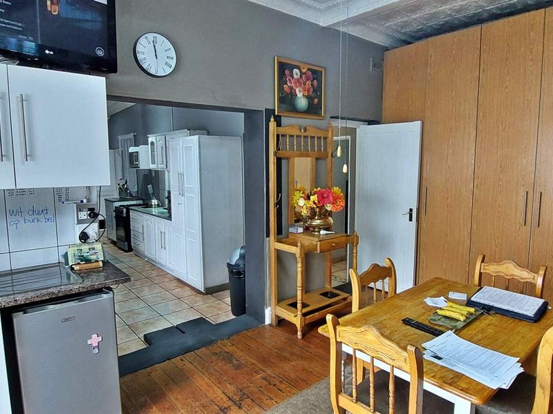 Family Home with Guest Suite and Flatlet. - Photo 6