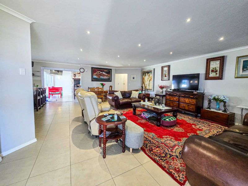 Modern family home for sale in Stilbaai-Wes. - Photo 2