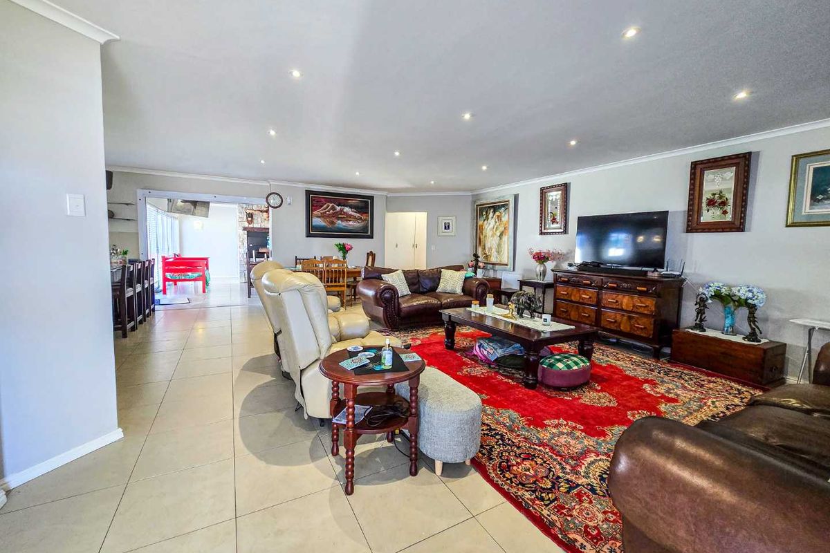Modern family home for sale in Stilbaai-Wes. - Photo 2
