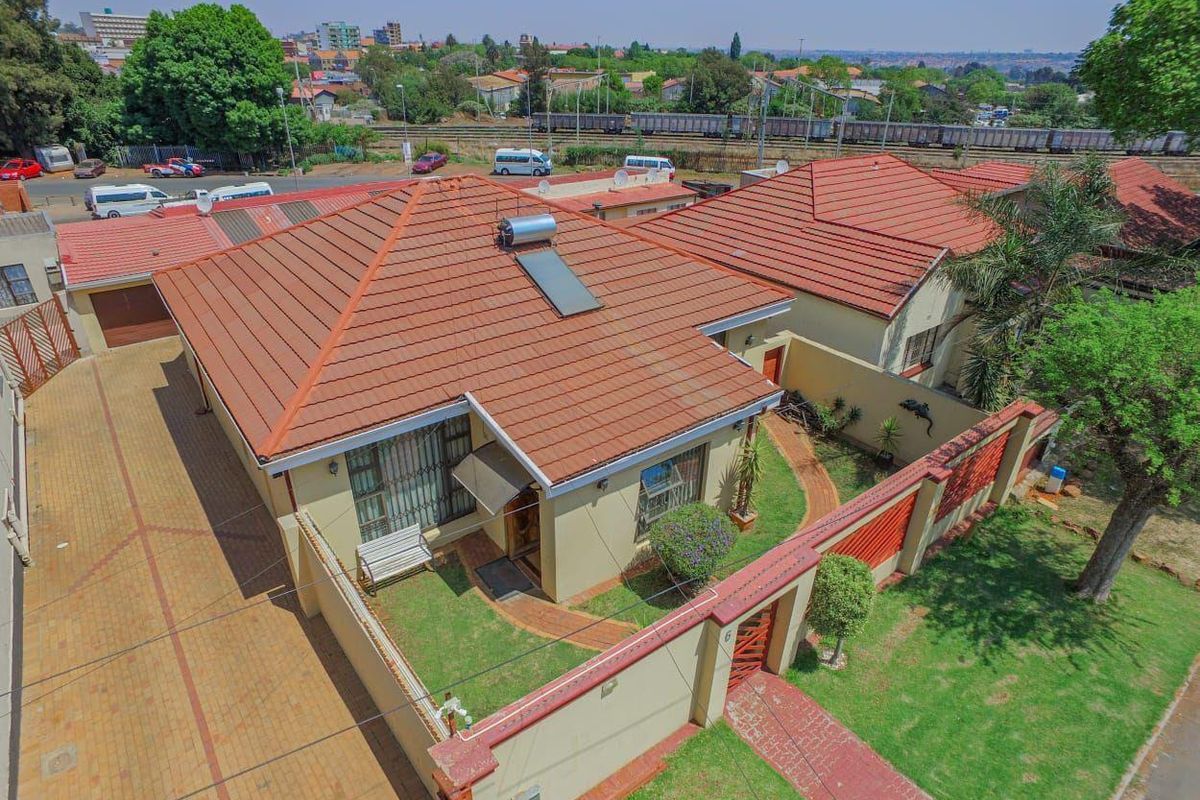 STUNNING FAMILY HOME WITH FLATLET - Photo 2