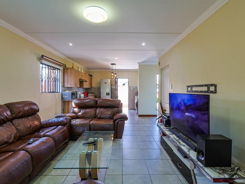 Amazing 3 Bedroom Home in Zambezi Manor Lifestyle Estate - Photo 7