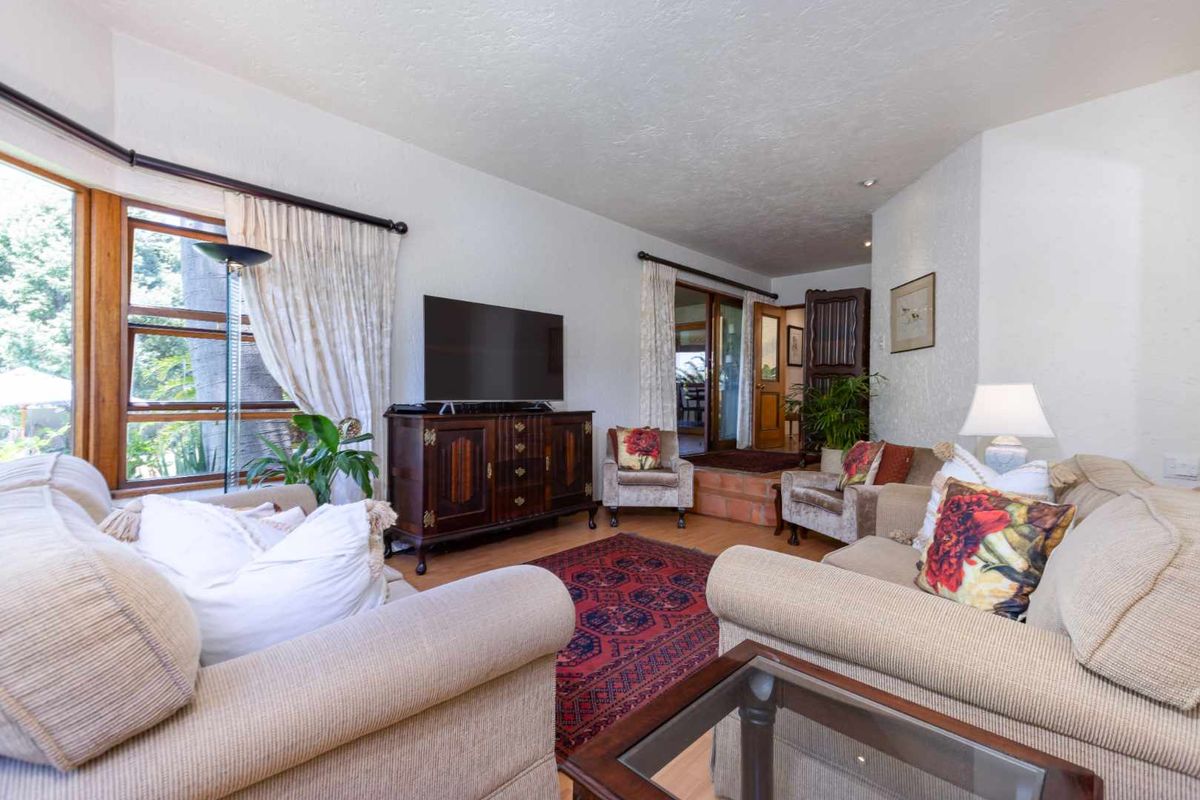 LIGHT, BRIGHT AND BREEZY ENTERTAINER / FAMILY HOME IN THE HEART OF LONEHILL IN A QUIET CUL-DE-SAC - Photo 4