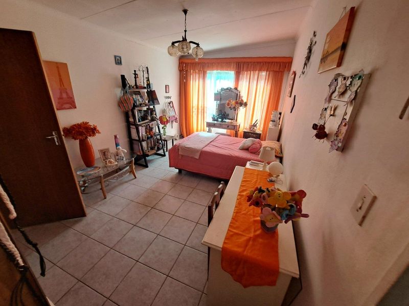 Spacious 3-Bedroom Home with 3 Bed Flatlet in Prime Waverley Location - Photo 8