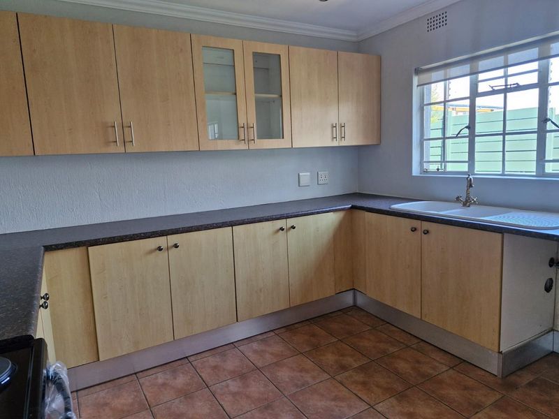 Spacious private cottage on North road in Morningside - Photo 5