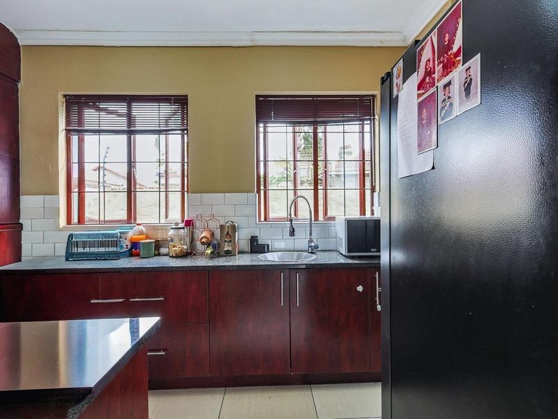 3 Bedroom, 2 Bathroom House for Sale - Photo 4