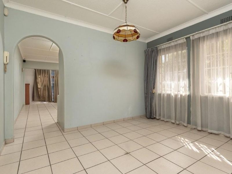 Cozy 2-Bedroom Linmeyer Gem with Flatlet & Carport - Photo 5