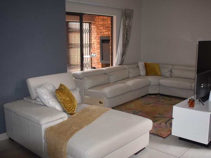 Popular complex - ground floor unit - Photo 8